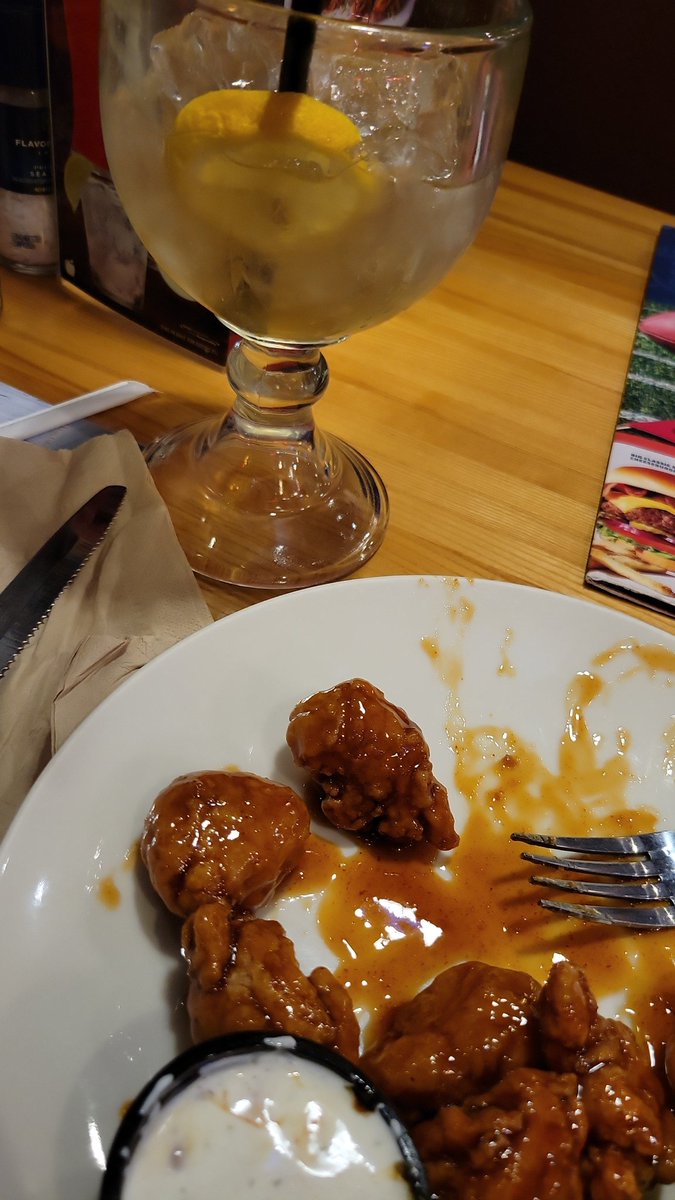Stream will be extra late tonight, got off work late, now at applebees slamming long islands and wings, you wish you were me