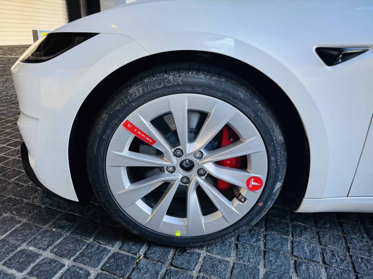 highland3p's tweet photo. ピレリP ZERO 235/35R20がパンクしたので
テスラ公認ロードサービスを呼びハンコックVentus S1 evo3 235/40/R19を履かせていただいた。
20インチタイヤはモデルY用しか在庫がない模様。
テスラ曰く問題ないとのことだが、わずかに外径差あるので走りに違和感。 https://t.co/7fTyRHibdB