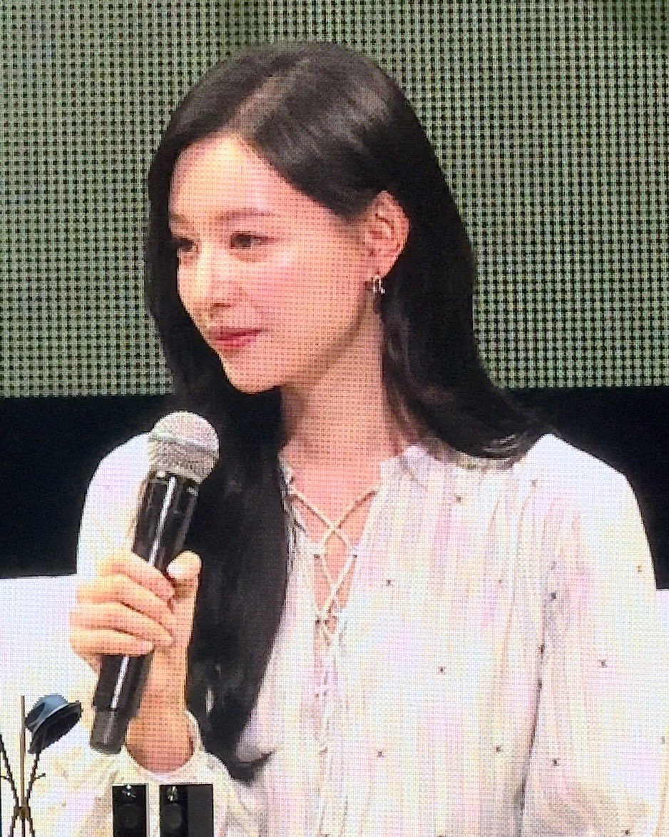 너무예쁘게생겨서 축하꽃다발보내고싶을정도임