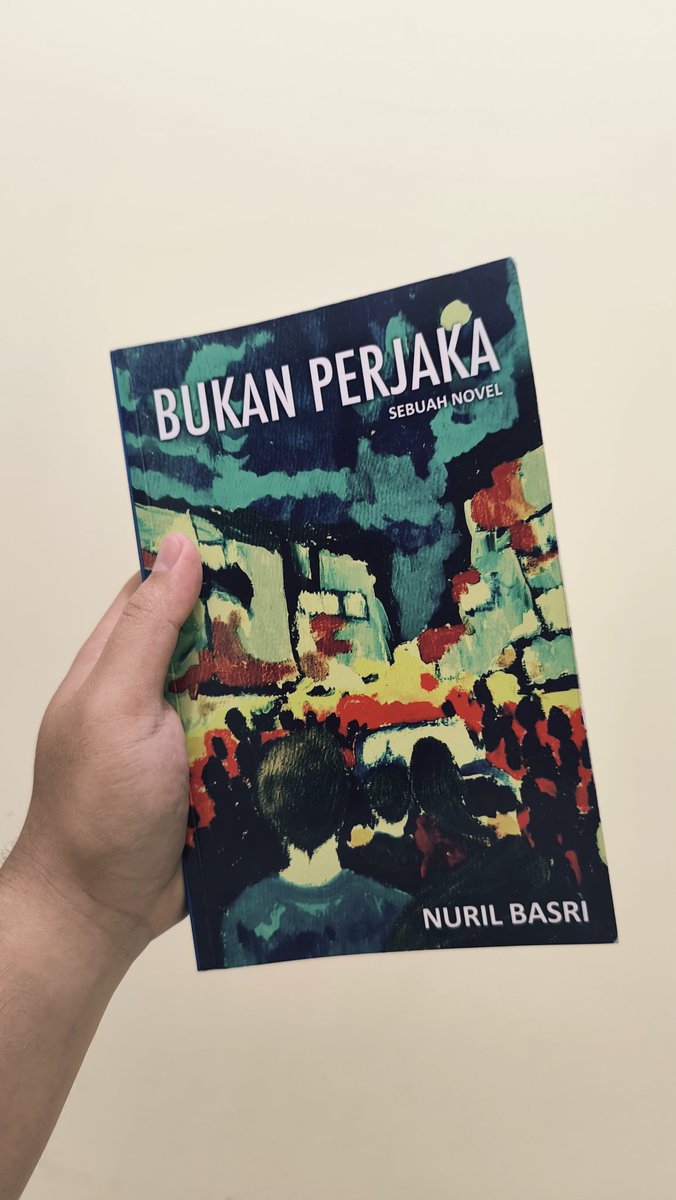 Akhirnya selesai juga baca novel ini, "Bukan Perjaka" karya Nuril Basri. Bercerita tentang empat sekawan LGBTQ+ yang berusaha menjalani hidup sesuai dengan hasrat dan jati diri mereka yang sesungguhnya. Sebuah novel tragicomedy, yang mana saking tragisnya alur cerita, kita tidak