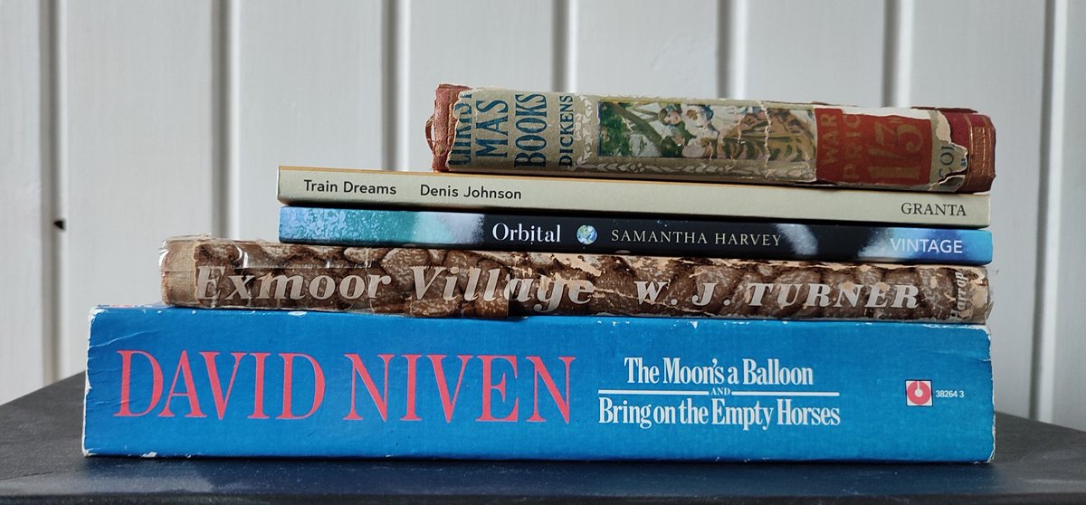 RayburnMaarup's tweet photo. December reading [✓] 
Favourite: oh, that's difficult. I won't pick one. https://t.co/cGlbJul11Q