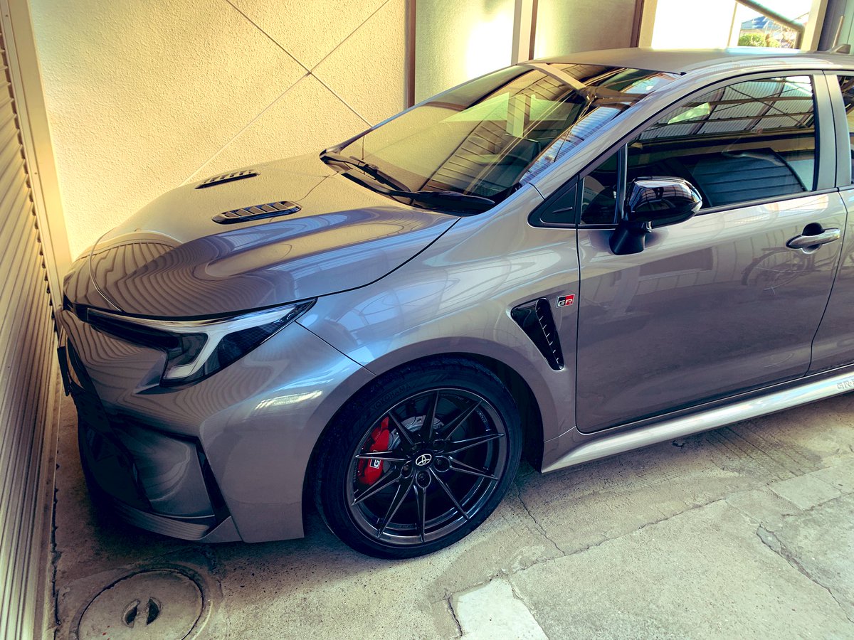 久しぶりに洗車して、軽く走り納め。納車16ヶ月で5000kmも走れてないけど、普通にその辺を走っているだけでも楽しい。何というか、操作感と挙動にズレがない。
来年はもう少したくさん乗りたいなぁ。
#GRカローラ