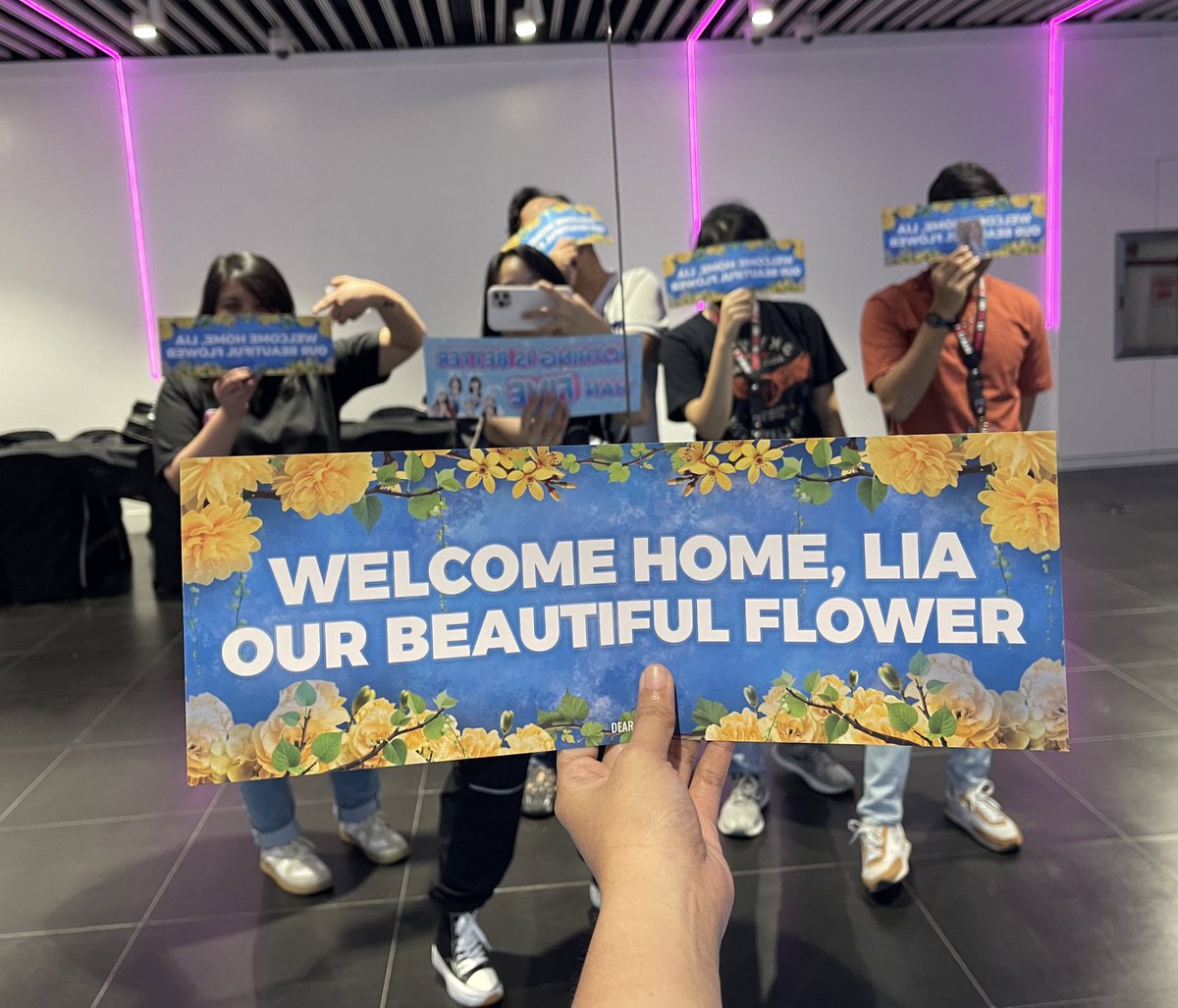 dearitzyPH's tweet image. We're here!! See you tonight 🤩

#GlobeKmmunityPH
#AnythingKpopManila
#DearITZYEvents
#NYE2025withITZY
#MIDZYNight