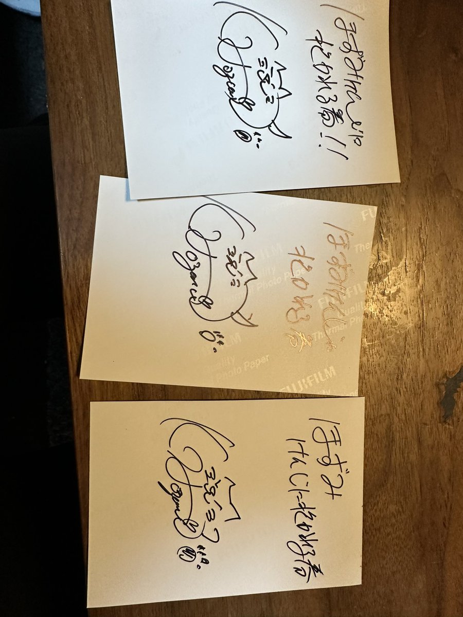 アイドルみたいなサインも上手く書けるよーになった。 