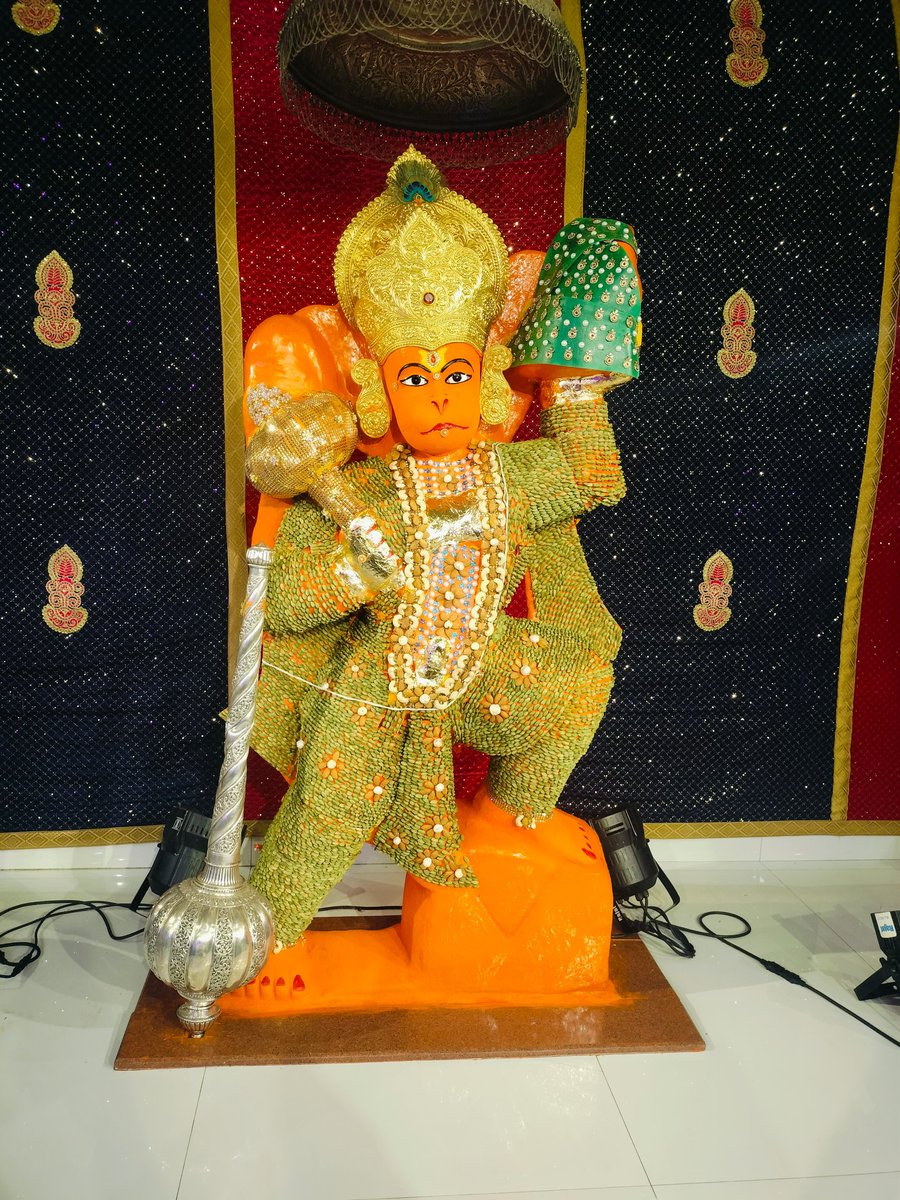 श्री रामदूतं शरणं प्रपद्ये...🪷🪷

साल के अंतिम मंगलवार के उपलक्ष पर भगवान श्री पित्रेश्वर हनुमान जी महाराज के ऊपर अनेकानेक इलायची तथा ड्राई फ्रूट्स की पोशाक के द्वारा भव्य श्रृंगार से सुसज्जित किया गया।

जय श्री राम...🙏🌹🌿