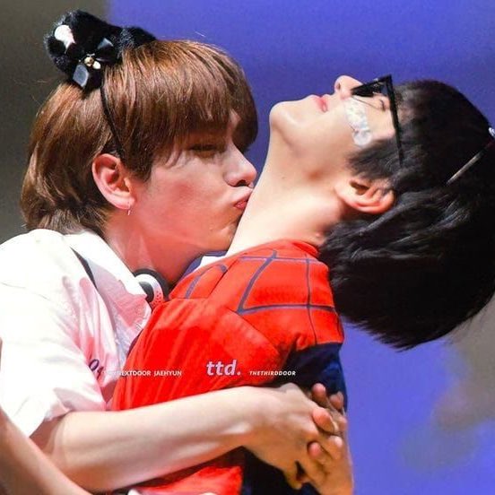 cr3ampuffs's tweet photo. woonhak wanted to prove to myungjae that he can handle him last night 
Top: woonhak Bttm: myungjae https://t.co/XwXBnYjuMv