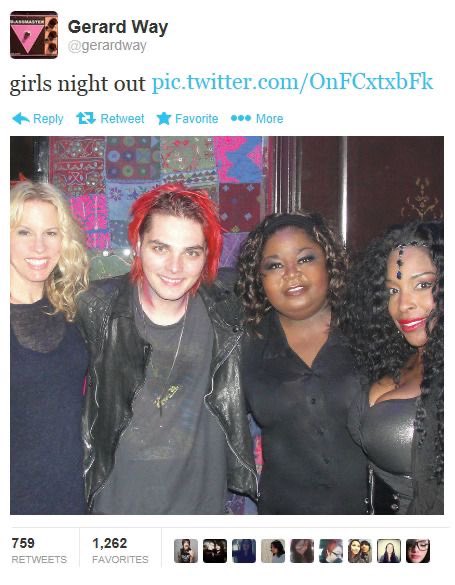 Who's the chick with the red hair 😍😍😍
