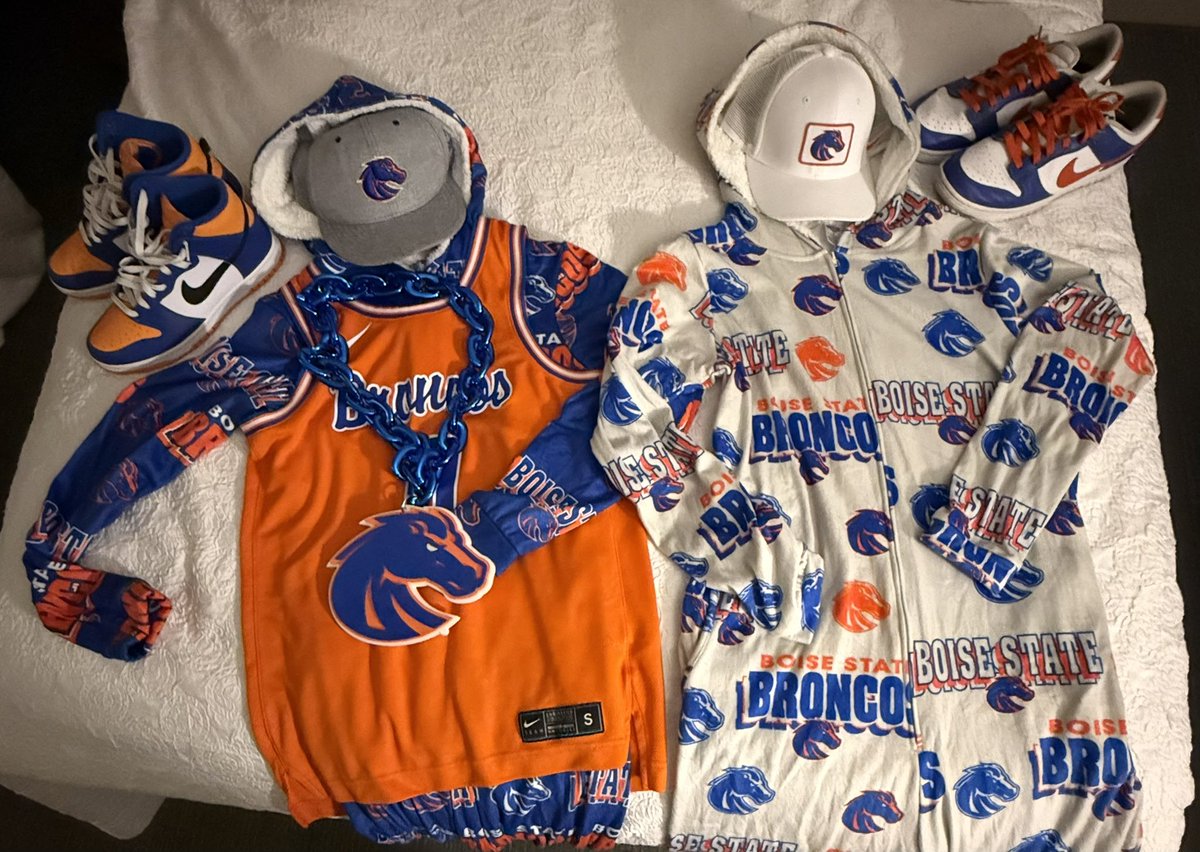 The onesies have made it to AZ and are laid out and ready to go for tomorrow!🔥🧡💙
#fiestabowl #BoiseState