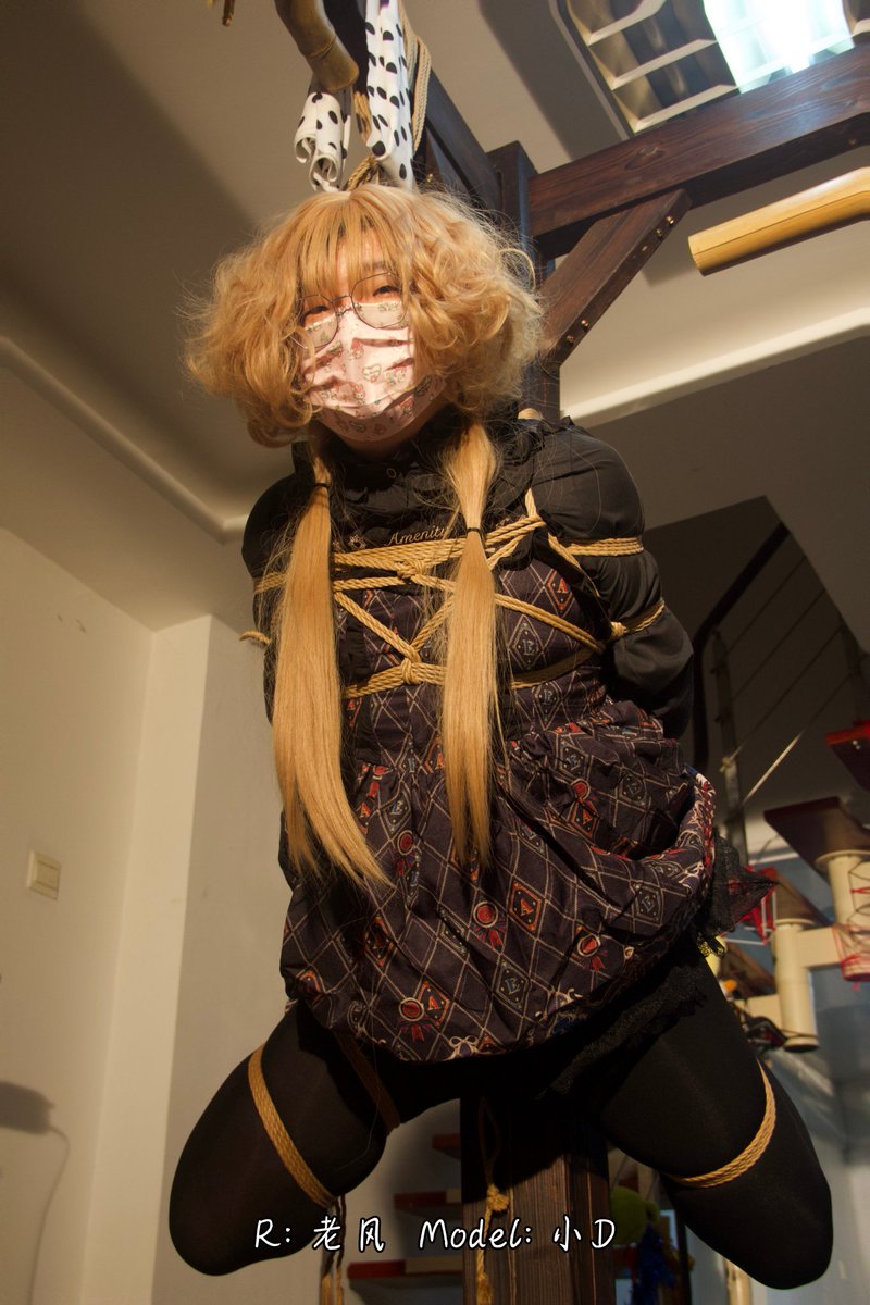 一直幻想着可以被绑柱子上吊起来，如今终于实现了。门口的位置每一位访客都看到了我这幅模样

🪢 <a href="/xinsheng912/">老风</a>
💃 <a href="/DiamondDog552/">Diamond Dog</a>
📷 <a href="/SamCheE_/">叁柒</a>
🏠 <a href="/lan_shibari/">岚绳社</a>