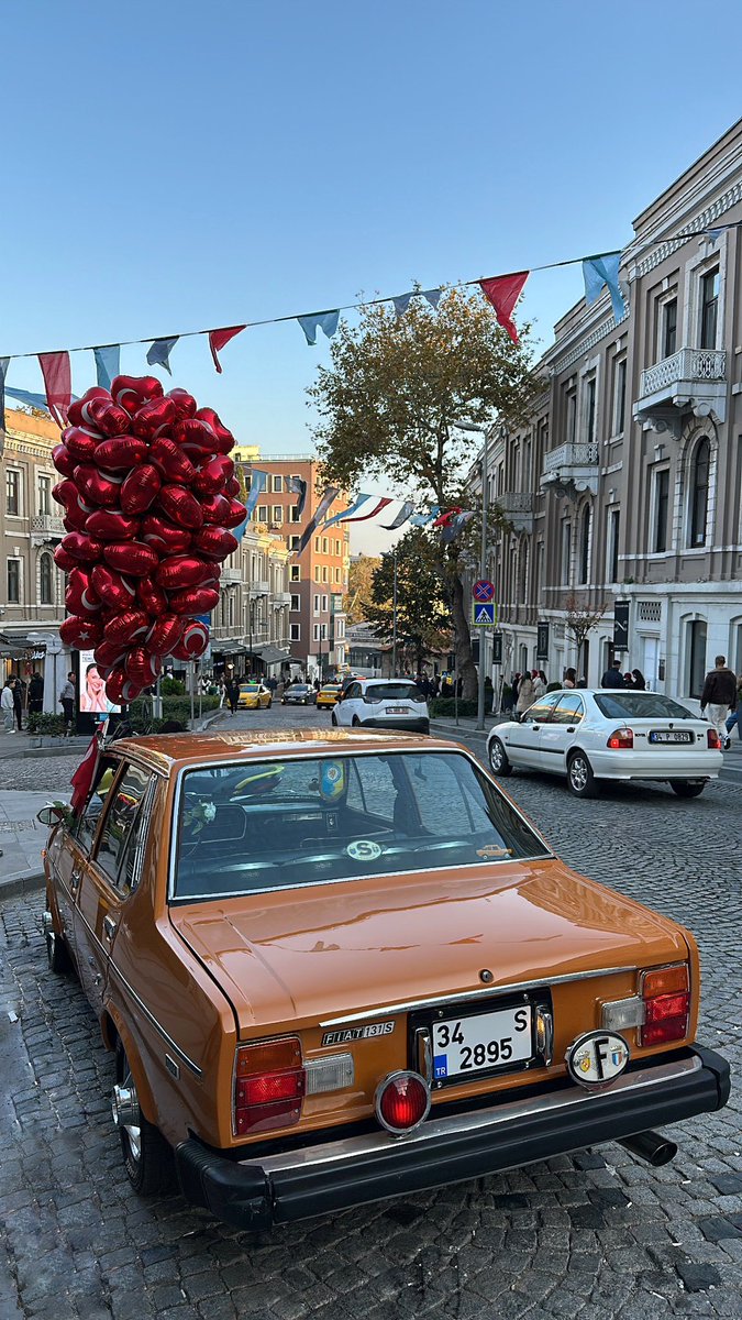 1978 Model Murat 131, 2025 yılı itibari ile 47 Yaşında olacak. Her geçen gün sayısının azaldığı, klasik araçlarımızın kıymetinin daha fazla anlaşıldığı, mutlu bir yıl dileriz.