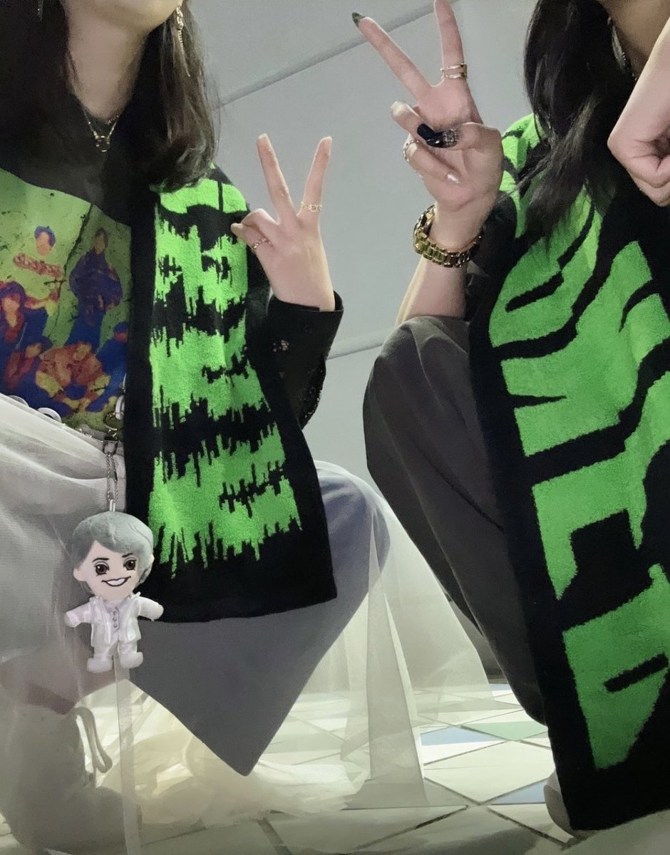 jr_6x's tweet photo. 私の特大やらかしと相棒の労働でドタバタの2日目✌🏻やらかした私が言えることじゃないのは百も承知だけど貴重な経験ができました📝
欲を言えばあと三列後ろがよかったなぁなんて思ったり💭いつも以上にSixTONESの凄さを感じた！大満足のオーラス最高でした🥇２枚目の私たち楽しそうすぎない？？ https://t.co/pIrPmggRSW