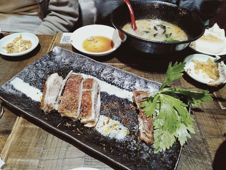 Crystal41928261's tweet photo. #高田馬場 #羊貴妃 で日本では余り馴染ない羊肉の #薬膳スープ 体験♪ こってりと思いきやそうでもなくどんどん食べられちゃう。お酢やチリなども足して1食で3回楽しめる！羊肉水餃子も絶品。リブはクミン風味の変わり種で外はカリカリ中は柔らか。こんな多様な羊料理楽しんだの初めて。大まんぞくー！ https://t.co/4xqqVuNbHK