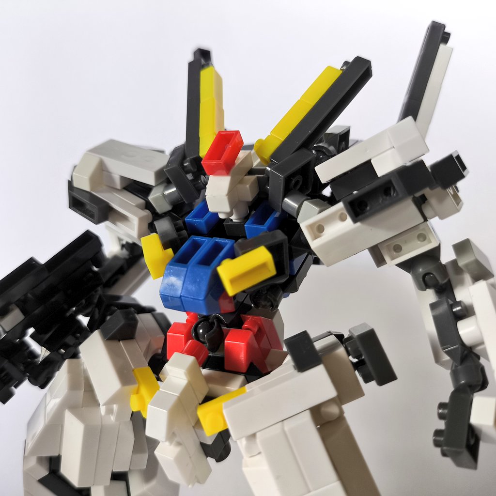FIWWA's tweet photo. ダイソー #プチブロック でロボットを作りました
TLの年末力作群にビリビリ刺激を頂いたのと予定外に時間ができたので、一年前の組み納めと同じくトリコロール仕立てで今年の総決算です

いかがでしょう https://t.co/yQOdyAyOOx
