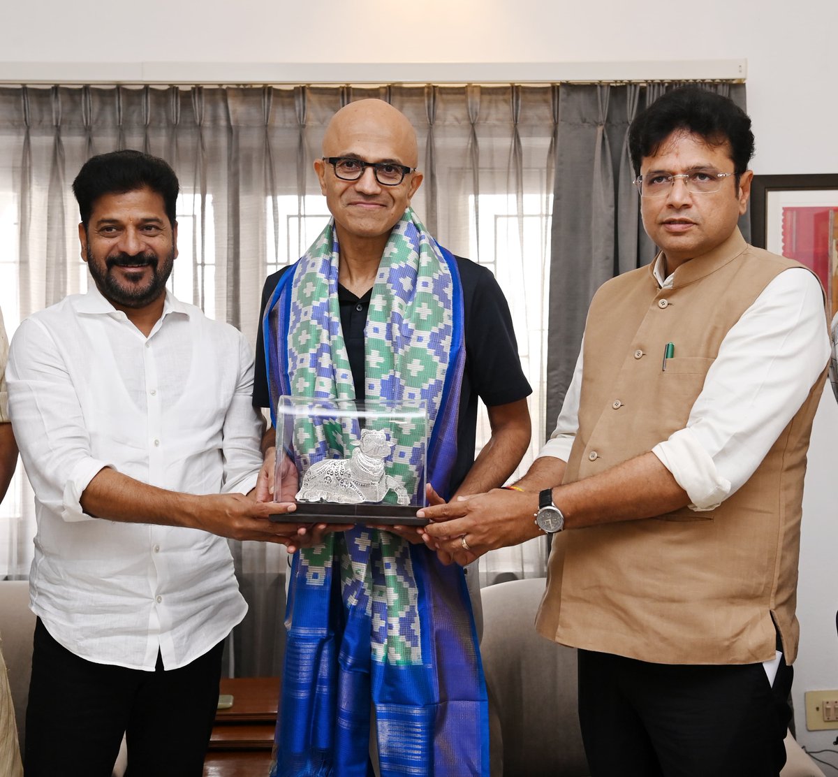 Minister Sridhar Babu (@min_sridharbabu) on Twitter photo It was pleasure to be part of a pivotal meeting with Microsoft CEO, <a href="/satyanadella/">Satya Nadella</a> , alongside our dynamic Chief Minister, <a href="/revanth_anumula/">Revanth Reddy</a>, Minister <a href="/UttamINC/">Uttam Kumar Reddy</a>, and other distinguished officials.
Our discussion reaffirmed Telangana's commitment to being at the forefront of global It was pleasure to be part of a pivotal meeting with Microsoft CEO, <a href="/satyanadella/">Satya Nadella</a> , alongside our dynamic Chief Minister, <a href="/revanth_anumula/">Revanth Reddy</a>, Minister <a href="/UttamINC/">Uttam Kumar Reddy</a>, and other distinguished officials.
Our discussion reaffirmed Telangana's commitment to being at the forefront of global