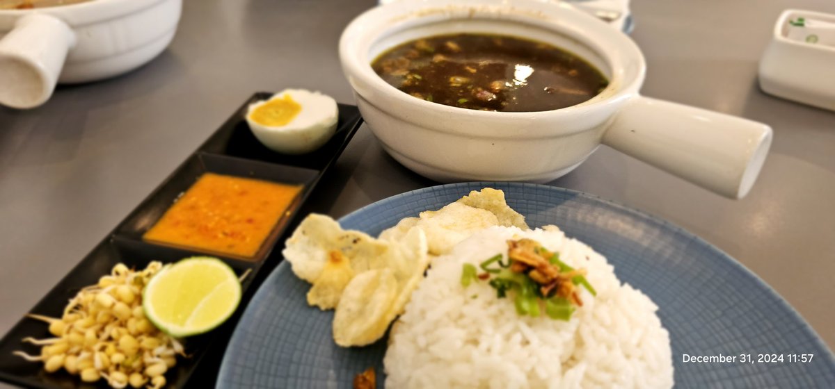 andjarf's tweet photo. Nasi Rawon dan Es Kelapa Muda, menu makan siang menyambut Tahun Baru 2025. https://t.co/mBu4amtpvX