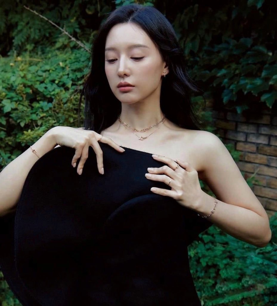 how she                            how she 
started                               ended it
the year

2024 Kim Jiwon, you will always be ICONIC