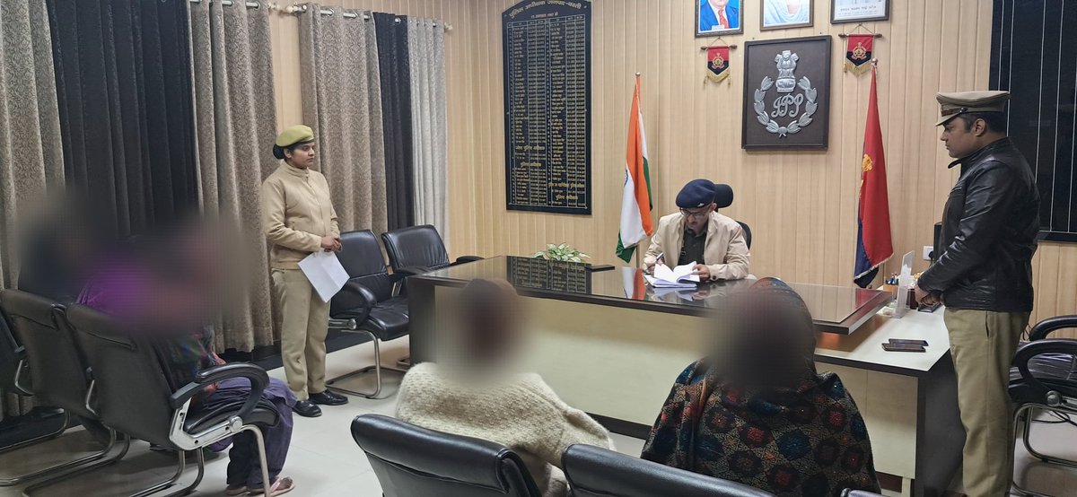 #Bastipolice पुलिस अधीक्षक कार्यालय पर पुलिस अधीक्षक बस्ती श्री गोपाल कृष्ण चौधरी द्वारा जनसुनवाई कर आमजन/फरियादियों की शिकायतों/समस्याओं को गम्भीरता पूर्वक सुनकर उनके त्वरित व गुणवत्तापूर्ण निस्तारण हेतु सम्बंधित को निर्देशित किया गया -