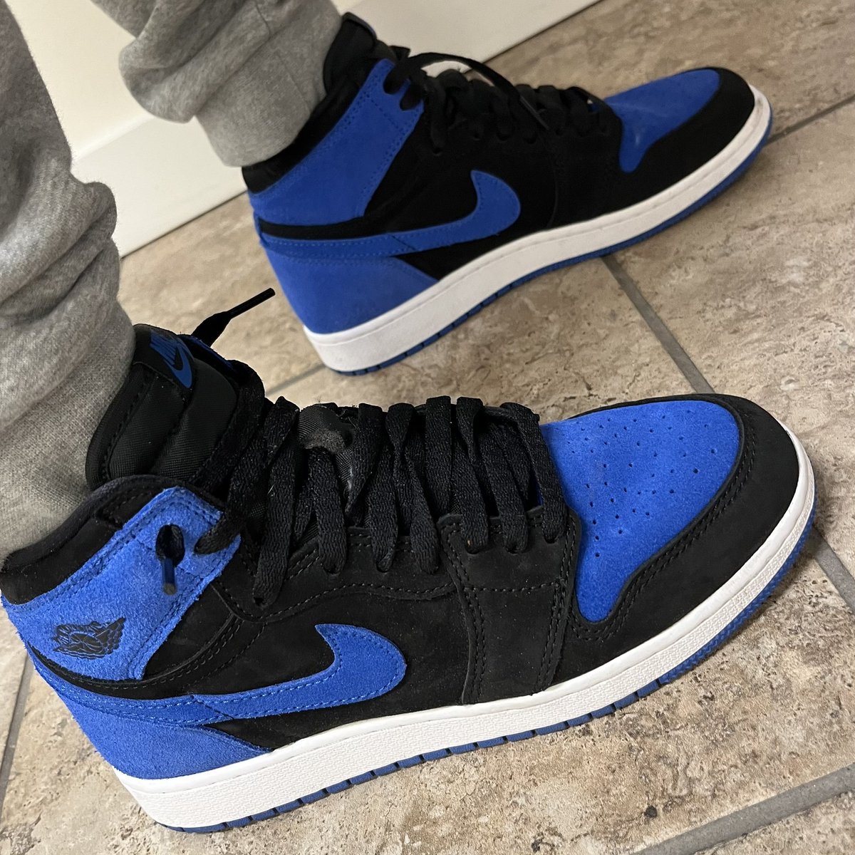 jaylaw22's tweet photo. 365/366
#kicksandfits #kicksandfitteds #kicksandcaps #jordan #jordan1high #jordan1royalreimagined #fittedroyalty #hypebeastkc #teamfitted #neweracap #flyyourownflag #ladiesrockfitteds #foreverroyal #raisedroyal #committedtothefitted #uhc18 #goodgray #hatclub #rockyourkicks https://t.co/bj8x7zmRVi