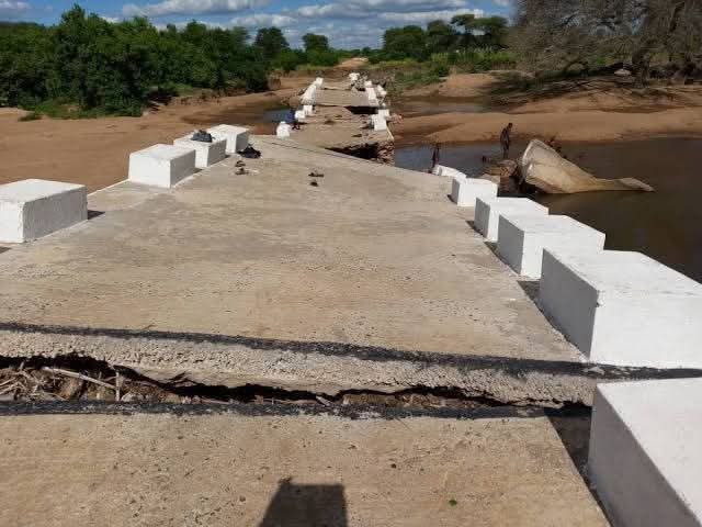 LynneStactia's tweet photo. When we say “chozikanwa hapana “ , motsamwa, but we are going nowhere fast with such leadership, how did the President of the Republic of Zimbabwe 🇿🇼 hold a grand opening ceremony for a substandard bridge ? https://t.co/6X2OtCiTRR