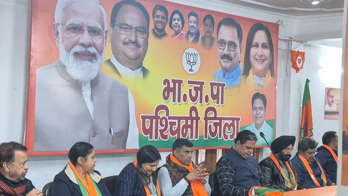 MAHIPALDHANDA1's tweet photo. आगामी दिल्ली विधानसभा चुनाव की तैयारी को लेकर दिल्ली पश्चिमी जिला के भाजपा पदाधिकारियों के साथ आज एक महत्वपूर्ण बैठक आयोजित की गई।

इस बैठक में चुनावी रणनीतियों पर विचार-विमर्श किया गया और पार्टी कार्यकर्ताओं को आगामी चुनाव के लिए प्रेरित किया गया। https://t.co/LKoHnj1pVk