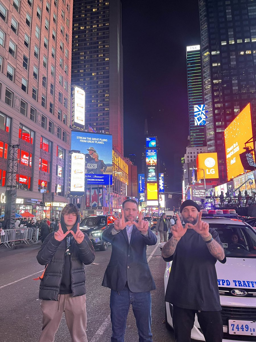 REAL LIFE DUBSTERS MET IN NYC TO SEE OUR BILLBOARD, WOW!

We love you guys, we love you all.

$dub