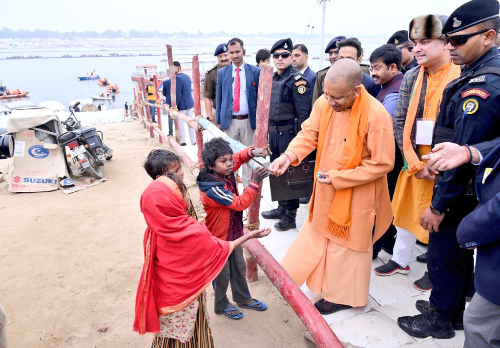 PC70001010's tweet photo. जिस देश में बच्चों को भीख देने का काम मुख्यमंत्री स्वयं करे, वह भी देश का सबसे बड़े राज्य का!, यह गैरकानूनी भी है और अनैतिक भी। काश मुख्यमंत्री अपने साथ चल रहे अफसरों को डांट लगाते कि पढ़ने की उम्र के बच्चे भीख कैसे मांग रहे हैं! संस्कार और दृष्टि की कमी यही कहलाती है। https://t.co/F2R2HJnYvW