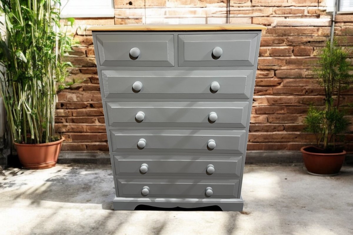 clares_Boutique's tweet image. Upgrade your decor with our Solid Country Pine Large Chest! A perfect blend of style and functionality, featuring spacious drawers and original handles. Discover more at wix.to/hFD8RPC #HomeDecor #PineChest