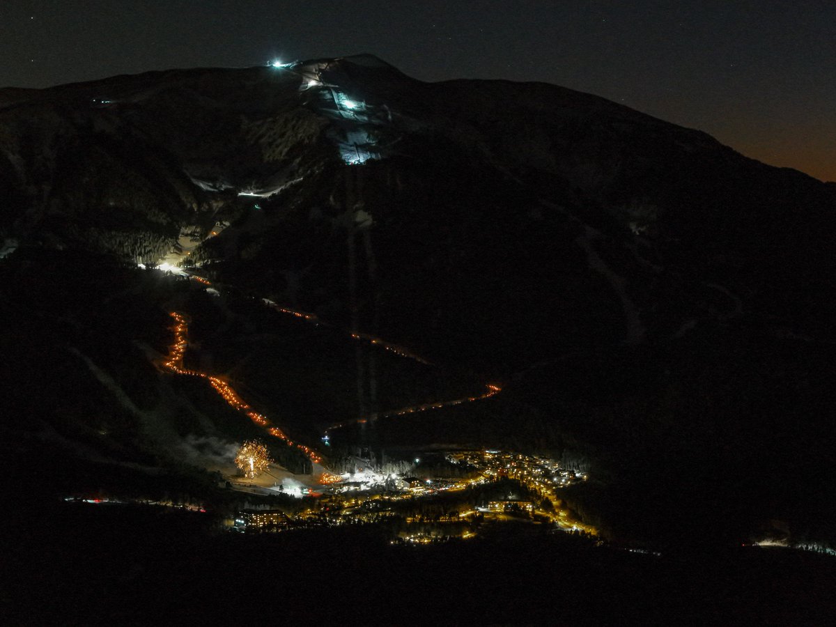 RadioSeu's tweet photo. #EnImatges Baixada de torxes per celebrar el 25è aniversari del domini esquiable #Alp2500, a @SnowLaMolina i @MasellaPirineu. #Alp #Cerdanya #Pirineu #esquí #ski 📷Masella / ACN https://t.co/6JUCtRaUbC