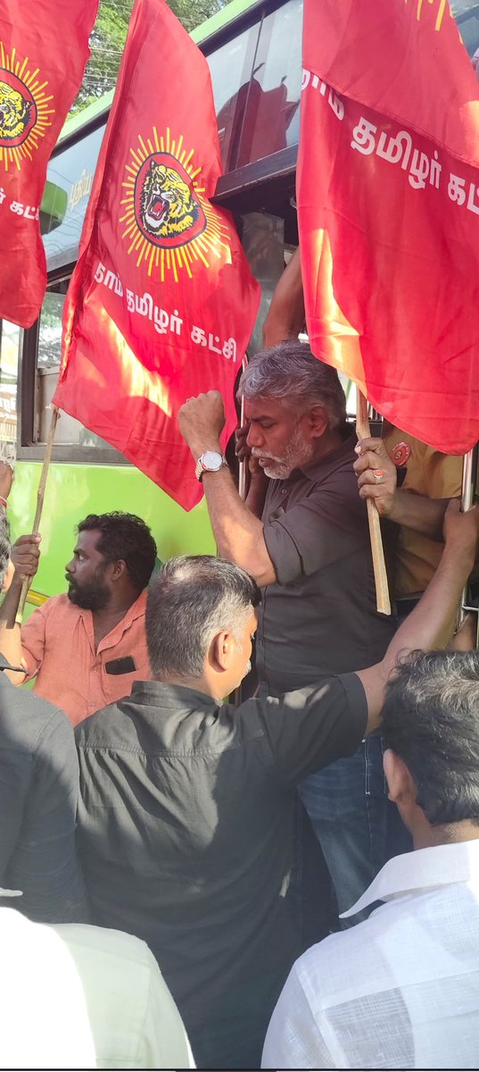 MuKapir96500's tweet photo. அண்ணன் சீமான் அவர்களை விடுதலை செய்ய வலியுறுத்தி திராவிட பாசிச மாடல் அரசை கண்டித்து தஞ்சை பழைய பேருந்து நிலையத்தில் கண்டன ஆர்ப்பாட்டம் செய்யப்பட்டது. 

விடுதலை செய்!
விடுதலை செய்!!

#பாசிச_திமுக_ஒழிக https://t.co/mu8aKooP32