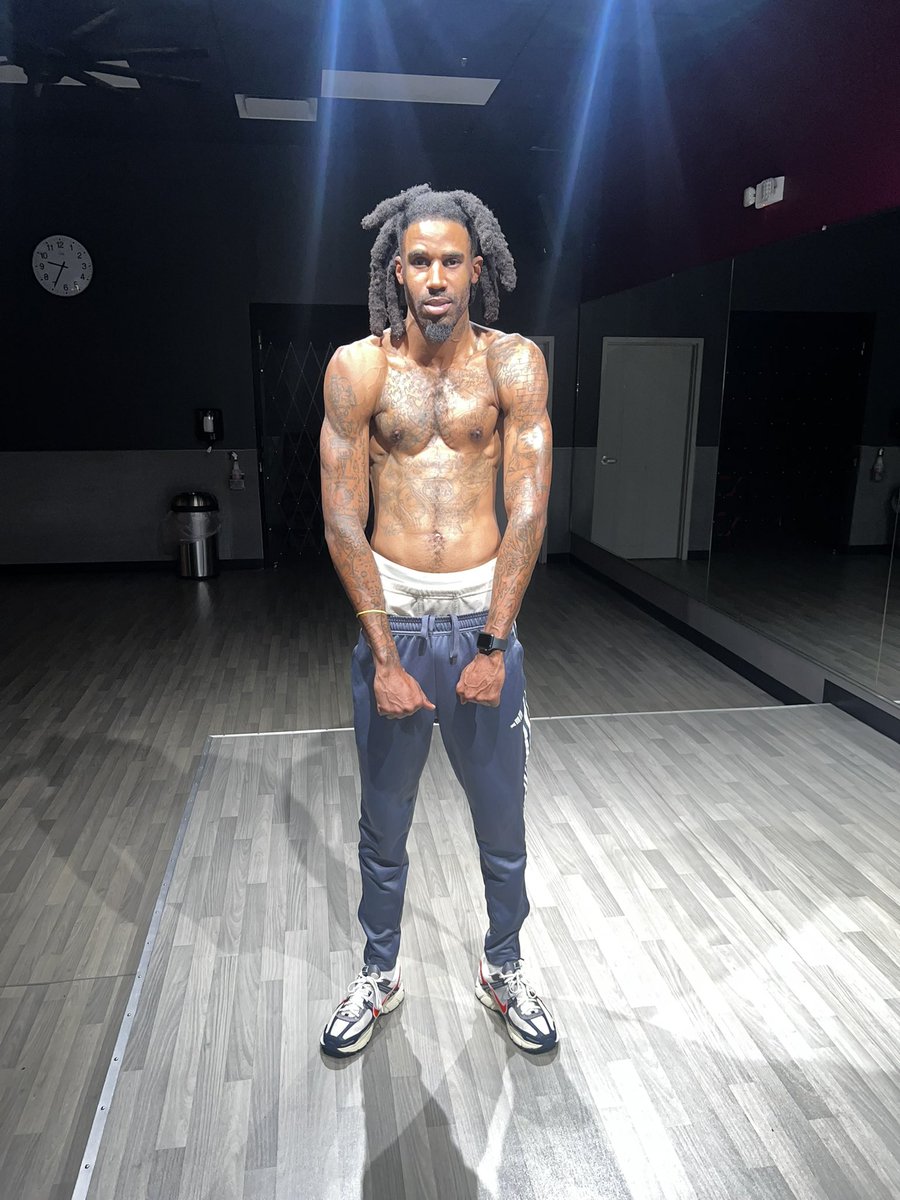 HellRell1's tweet photo. “Any PROGRESSION Iz A Testament 2 My Elevation Mistakes Make Me Great I’m Prada U I Think U Doin Amazing….. My Mama Say My Name Hold Weight, I Kno My Worth Ain’t No Replacement KEPT IT PLAYA IM NEVER CHASIN IM REPLACING💪🏽🏋🏾‍♂️🐛🦋🦅🐺❤️‍🩹💚🔥😎” Rell 🆚 $lim #fcf #1of1 #Solid #2024 https://t.co/WmDe1hfsxQ