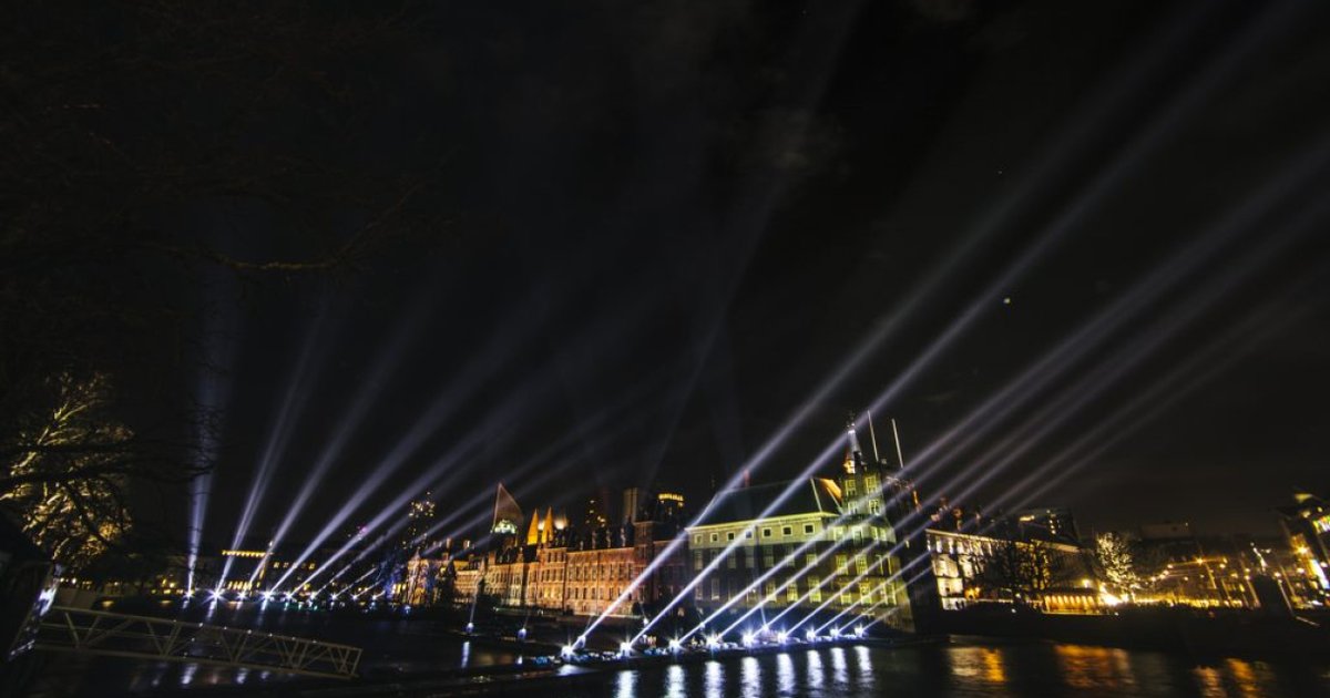Light show at the Hofvijver – Countdown to 2025 without the noise!✨

Celebrate the start of the new year during the city's free Countdown moment with a light and laser show. From 22.00 to 1.00 you can enjoy a great line-up with local talent!🎶

More info: denhaag.com/en/calendar/ne…