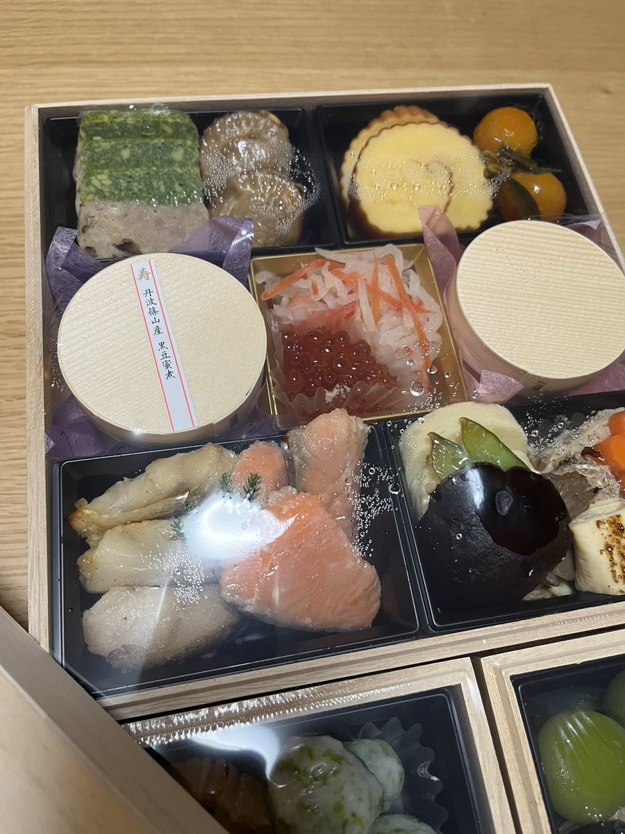 hanage__chan's tweet photo. 今年は48000円のが当たった✨
年々高いのが当たるようになってきた🥺
 #おせち福袋  #福袋おせち https://t.co/SF1SIuXCB2