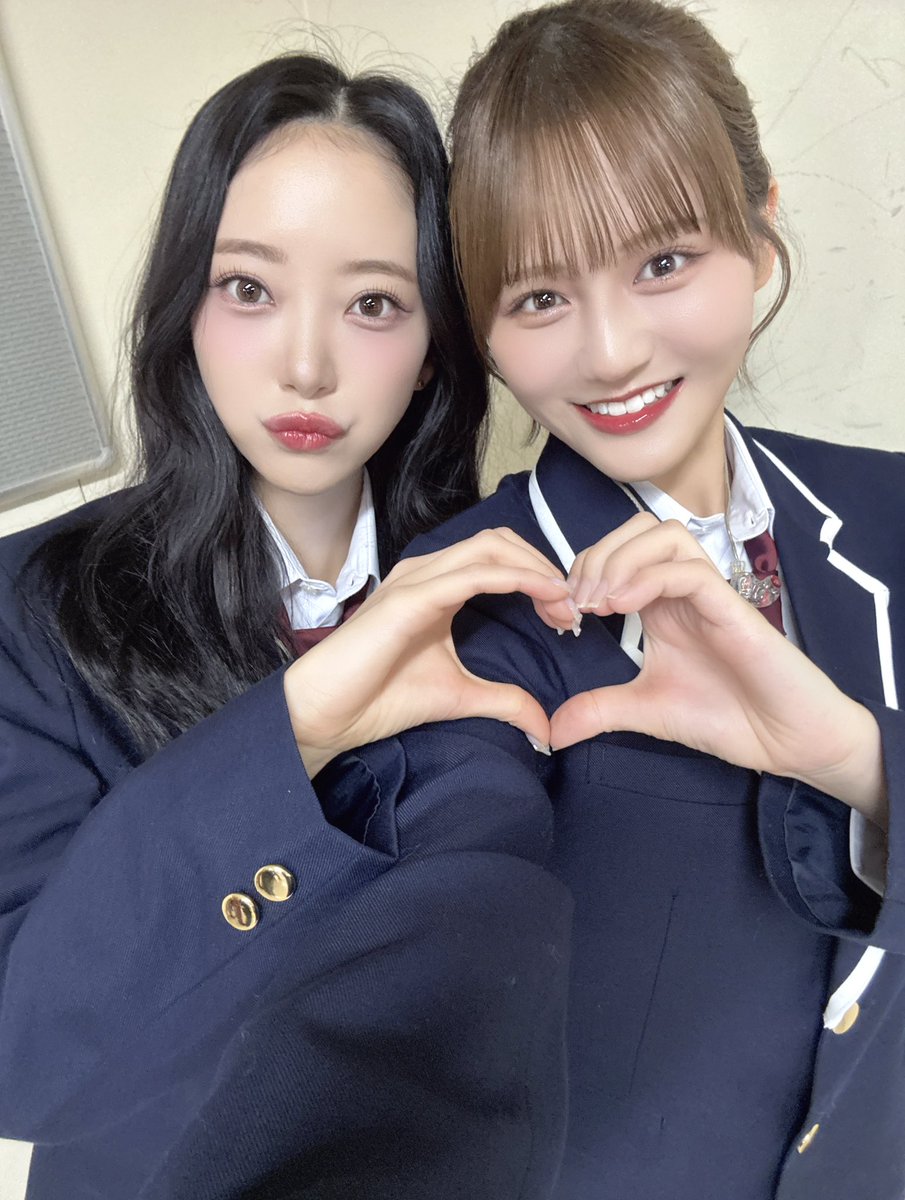 takamatsuhitomi's tweet photo. " #ももいろ歌合戦 "

『絶対アイドル辞めないで』
そしてアイドルメドレーでは『LEAP HIGH』を
披露させていただきましたっ！

そして共演させていただいた
堀未央奈さんとお写真を撮っていただきました
中学生の私見てますか、、はあ、幸せです😖💞

最高のライブ納め！ありがとうございました！♡ https://t.co/uaXqIFH9uN