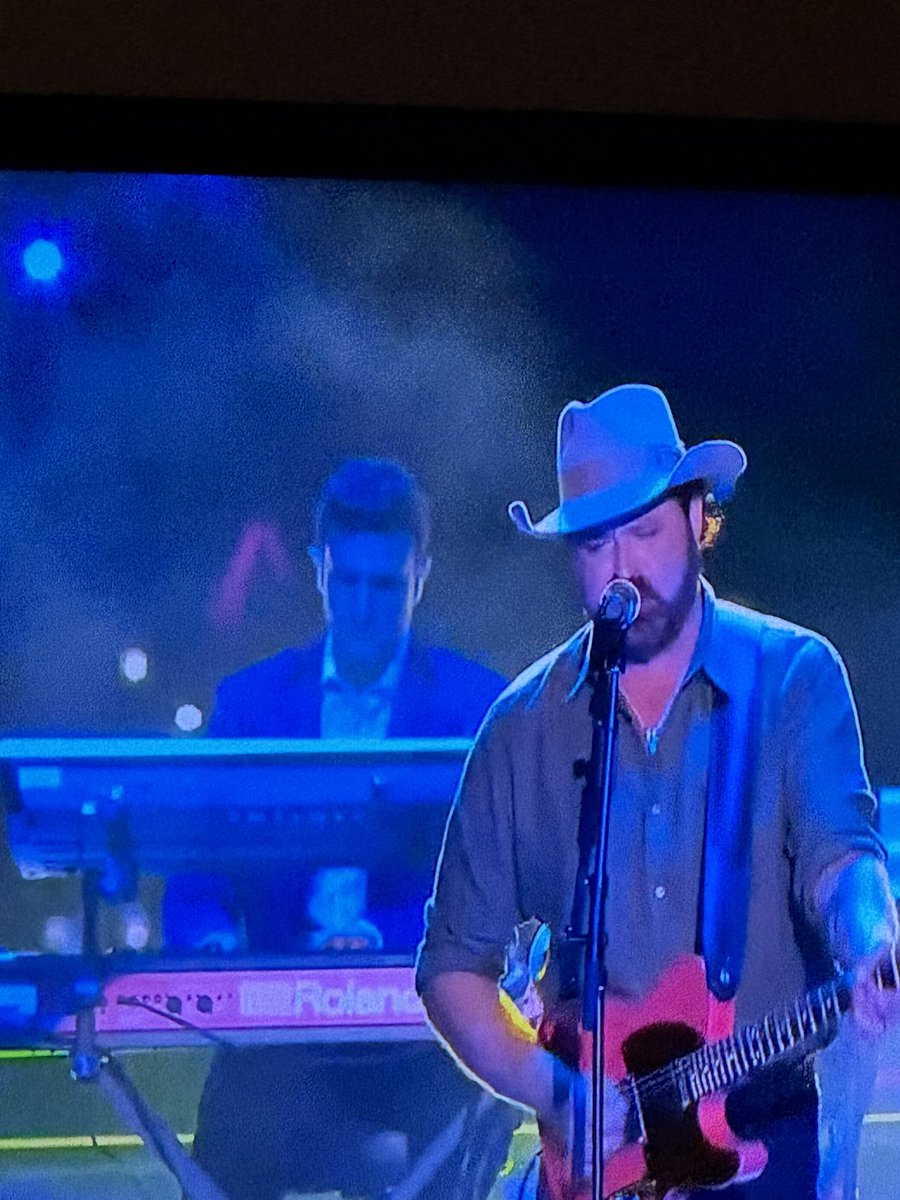 I don’t agree with his politics but JD Vance is quite the performer #ABCNYE