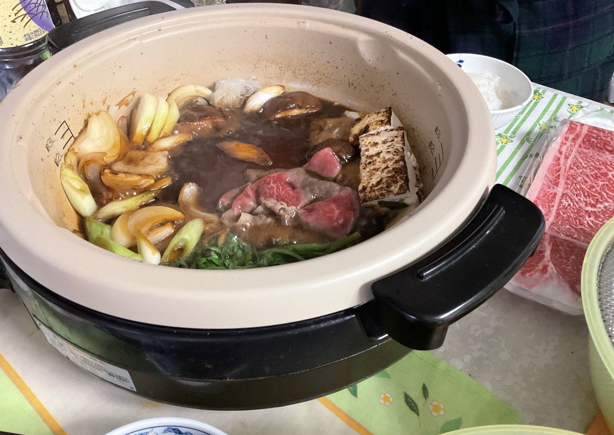 chihiro22i's tweet photo. 今年は、ざわつく！金曜日を観ながら。
恒例のすき焼き🍲

皆様どんな年末をお過ごしでしょうか。
あっという間に休みも年末も終わりそうですね。
インフル、コロナ流行ってますので、気��つけてお過ごしください💦

良いお年をお迎えください🌟🎉 https://t.co/O8tgBh03Mt