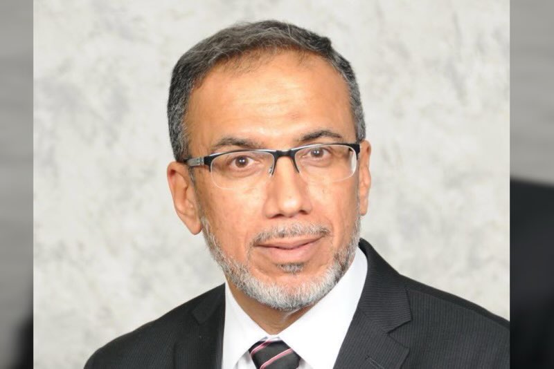 DrHeji_AlZoayed's tweet photo. أستاذ أساتذة أطباء الأطفال وأطباء حديثي الولادة بمحافظة الأحساء يغادر العمل بالقطاع الخاص

الدكتور  عباس موسى العمران، علم من أعلام طب حديثي الولادة على مستوى الوطن يغادر العمل بالقطاع الخاص.

يعتبر الدكتور عباس العمران بحق ودون مجاملة الأب الروحي لأطباء الأطفال بشكل عام، وأطباء حديثي الولادة بشكل خاص بمحافظة الأحساء، لما تمتلكه شخصيته من سمات إنسانية ��الية، لا تنحصر في الجانب العلمي والإكلينيكي فحسب بل في الجانب الإنساني بأسمى تجلياته، وقد عبر بعض الأطباء عنه بـ (المنارة)، لما تتسم به شخصيته من جوانب عالية.

بعد رحلة عطاء امتدادت لمدة 39 عاما، 22 عاما منها في رياض وزارة الصحة و 17 سنة في مستشفى المانع بالأحساء، يغادر الدكتور عباس موسى عيسى العمران، أستاذ أساتذة أطباء الأطفال وأطباء حديثي الولادة بمحافظة الأحساء العمل بالقطاع الخاص.
الدكتور عباس العمران من أعلام طب حديثي الولادة بوطننا الغالية، وهو أول استشاري بمحافظة الأحساء بوزارة الصحة يحصل على الزمالة السعودية في طب حديثي الولادة.

د. عباس أنموذج رائع للطبيب الناجح، والطبيب الإنسان، فهو من الكفاءات العلمية ذات المستوى العالي علميا وإكلينيكيًا، وقد شارك في العملية التدريبية لأطباء البورد أثناء وجوده في وزارة الصحة خلال مسيرة حياته العملية، كما عمل لاحقا في رفع مستوى أطباء الأطفال العاملين تحت إدارته في القطاع الخاص، لذا فهو من الأطباء الأساتذة الذين يعبر عنهم بأنهم قد عملوا على توطين التجربة العلمية والإكلينيكية لديهم ونقلها إلى الآخرين
الدكتور عباس من الأطباء الذين يمتازون بقوة المستوى العلمي وقوة التفكير الإكلينيكي وسمو الجوانب الأخلاقية.

بعد نيله شهادة الزمالة سعى جاهدا لتطوير مستوى الخدمات الطبية والرعاية الصحية المقدمة لحديثي الولادة.
تولى مسؤلية قسم طب حديثي بمستشفى الملك فهد بالهفوف ولاحقا بمستشفى الولادة والأطفال، وقد أحدث تطويرا بقسم حديثي الولادة خلال تجربته العملية الواسعة.

انتقل بعد ذلك إلى العمل في القطاع الخاص بمستشفى المانع العام بالأحساء، حيث عمل فيه لمدة 17 عاما، وقد عمل خلالها على تطوير قسم طب حديثي الولادة بالمستشفى، كما أنه تولى رئاسة قسم الأطفال بالمستشفى، وقد عمل ��لى تطوير مستوى الخدمات الطبية التي يقدمها المستشفى.
الدكتور عباس يمتلك تجربة إدارية وخبرة إكلينيكية عالية، وهو باحث قدير قدم كثيرا من البحوث العلمية في مجالات علمية محكمة.

لقد ترك الدكتور عباس بصمات جميلة وذاكرة إكلينيكية وعملية مليئة بالصدق والتفاني في إنجاح العمل. وستبقى بسمته المشرقة التي عرف بها دائما وأحاديثه التي تجلب السرور للقلب في ذاكرتنا، خالصة تنبعث منها رائحة العطاء المشوب بأريج الإخلاص.

جمع الدكتور عباس بين سمو روحه الأخلاقية في تعامله مع الجميع، وقوة مستواه العلمي، والحكمة الإدارية المتميزة في تعامله مع الطاقم الطبي في كل المناصب الإدارية المتنوعة التي تولاها في كل المستشفيات التي عمل بها.
سعى الدكتور عباس جاهدا في إلى الابتعاد عن القرارات الفردية والارتجالية، فهو من المسؤولين الإداريين الناجحين والمتميزين والحازمين الذين يمتلكون حكمة عالية بالإضافة إلى ما تجلت به شخصيته من سمات إنسانية وعلمية وإدارية، وهو يمتلك كاريزما متميزة.
يمتلك د. عباس مواهب قيادية مكنته من اتخاذ القرارات الصائبة، ولقد لاحظت فيه معالجة الأمور بهدوء واتزان وحكمة عند اتخاذ قرار ما.
السمات الإدارية في شخصية الدكتور عباس العمران:

ومن جوانب التميز الإداري في شخصية د. عباس ما يلي:

النزاهة والمصداقية:

كان الدكتور عباس صادق التعامل مخلص العطاء، يعمل من إيمانه بالمبادىء الأخلاقية العالية التي تجسدت عمليا في منهجه وسلوكه، وهذا جعل بيئة العمل تحت إدارته آمنة وداعمة يشعر فيها من يعملون معه بروح الاطمئنان، حاملين نحوه مشاعر تقدير واحترام عالية.
الدكتور عباس مستمع جيد من الطراز الرفيع، يستمع إلى آراء الآخرين، بهدف الاستفادة من خبراتهم وتجربتهم حتى وإن كانوا دونه في الدرجة العلمية.
إشعار الموظفين بأهمية وجودهم وتحفيزهم:
كان الدكتور عباس يحفز الأطباء وطاقم التمريض وويشعرهم بأن عملهم محل تقدير وثناء خلال التحفيز اللفظي والمعنوي.

التواصل الفعال:

التواصل المثمر والفاعل من اجلى السمات التي اتسمت بها روح الدكتور عباس، فلقد كان إداريا ناجحا في تعامله مع مختلف الفئات، وكان يسعى لمعالجة ما يحدث من أخطاء ومشاكل بوسائل هادئة دون تجريح.

لقراءة الموضوع كاملا :

أستاذ أساتذة أطباء الأطفال وأطباء حديثي الولادة بمحافظة الأحساء يغادر العمل بالقطاع الخاص

د. حجي إبراهيم الزويد

https://t.co/w1qJXYSxXy

عبر تطبيق جهات الإخبارية:
https://t.co/nMUS3jCj5Y