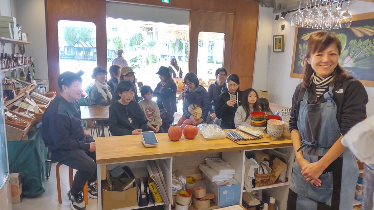 fujichou2011's tweet photo. 松戸市内の梨香台ショッピングプラザ内にあるオーガニックエムプラスさんで3種類の醤油絞り&amp;茹でたてうどんで味比べをしました✨
#オーガニックエムプラス
#醤油絞り
#フネ
#秀蔵ヒデクラ
#フジハン醤油 https://t.co/3TUqdiUKLd