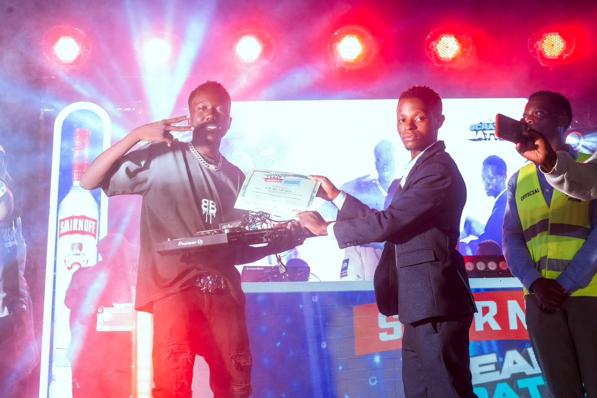 realscratchb's tweet image. The Winner of the Real Scratch Battle season 2 receiving his prize from the MD/founder of @MM_MediaDjz
#realscratchbattle2