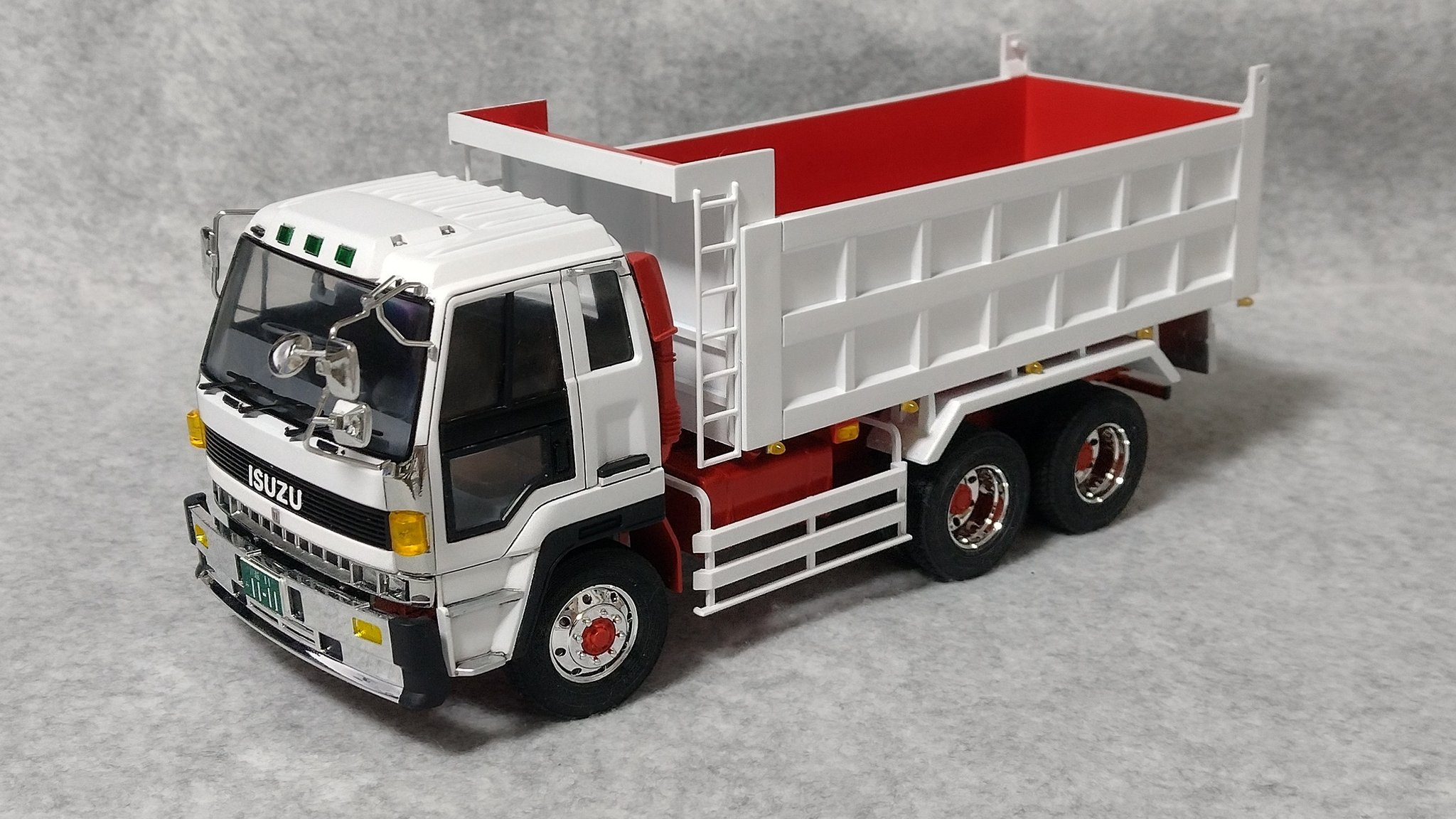 アオシマ バリューデコトラプラモデル いすゞ810 デカ箱ダンプ 右翼 街宣車風 三咲みさき on X: 