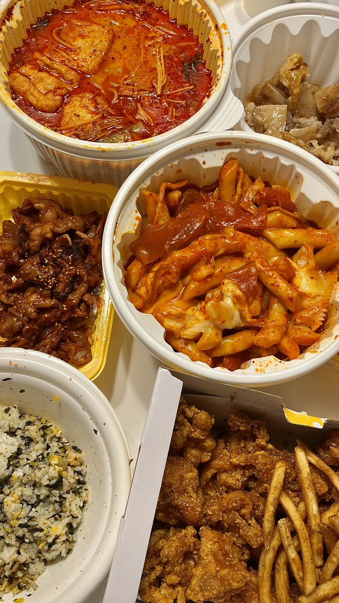 좋아하는 최애 단체티 맞추고 
먹고시픈 음식 다 시켜먹는 연말 모임