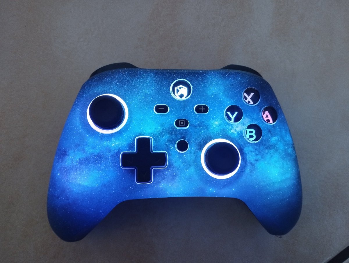 J'ai acheté plusieurs manettes de Switch pour qu'on joue ensemble avec mes enfants. mais je dois avouer que je trouve cette manette magnifique. 😍