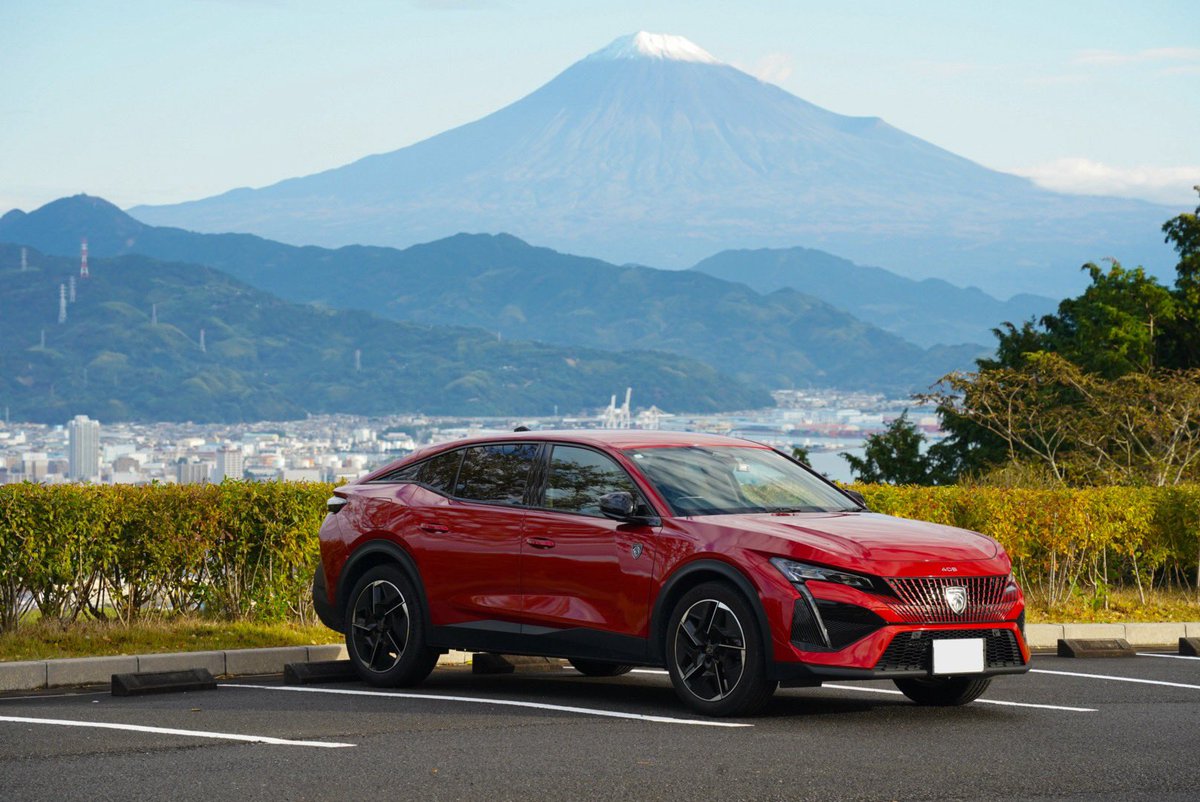 美しい日本の風景に佇む408。 迫力のあるエリクサー・レッドが存在感を