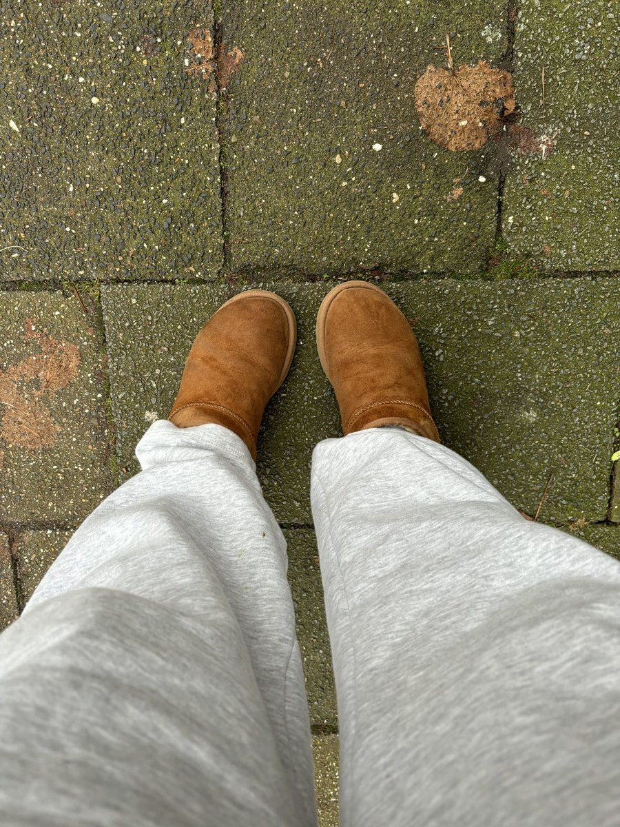 GoddesssAmberrr's tweet photo. Welk slaafje gaat me betalen om mijn schoenen te kussen??☺️💸💸 wil nieuwe uggs kopen, deze beginnen vies te worden🥱

findom findomnl findomnederland geldslaaf tikkieslaaf paypig femdom https://t.co/pq3tHbowzt