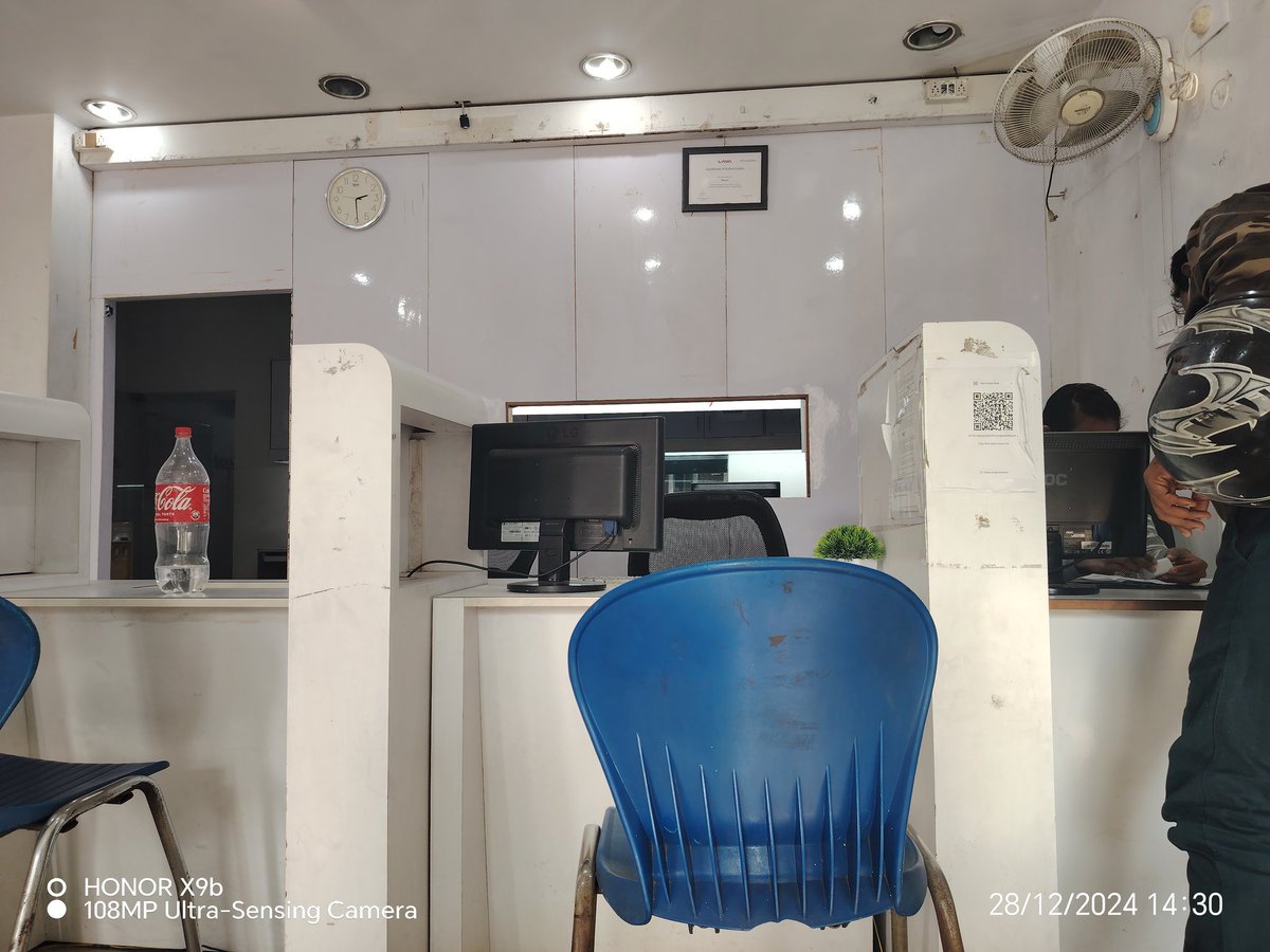 SrcSourav's tweet photo. An Appreciation Post for @ExploreHONOR Team
My phone's Display has showing Green Line.
Last Saturday Planned a visit to local Service centre and in Just 3-4 hrs my Display has Changed without any payment.

Thank you for this type of Support 
@jyotinalui thanks for Support. https://t.co/Sp70EZzjgS