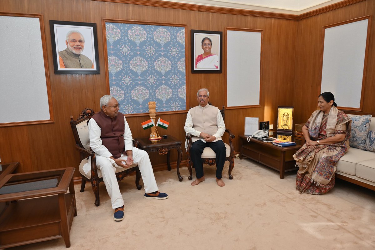 राजभवन में निवर्तमान माननीय राज्यपाल श्री राजेंद्र विश्वनाथ आर्लेकर जी और बिहार के नवनियुक्त माननीय राज्यपाल श्री आरिफ मोहम्मद खान जी से शिष्टाचार मुलाकात की। (1/2)