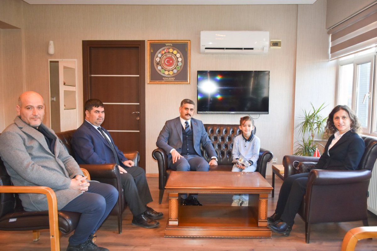Kale Kaymakamlığı (@kalekaymakamlig) on Twitter photo Kaymakamımız Sn. Burak GÜRBÜZ, ilçe milli eğitim müdürü Nurettin TIKIM, okul müdürü Uğur GÜNGÖREN, sınıf öğretmeni Dilek EREN ve kendisine yeni yıl mektubu yazan Mehmet Oray İlkokulu öğrencilerinden Elif ÜN'ü makamında ağırladı. <a href="/burakgurbuz1071/">Burak GÜRBÜZ</a> Kaymakamımız Sn. Burak GÜRBÜZ, ilçe milli eğitim müdürü Nurettin TIKIM, okul müdürü Uğur GÜNGÖREN, sınıf öğretmeni Dilek EREN ve kendisine yeni yıl mektubu yazan Mehmet Oray İlkokulu öğrencilerinden Elif ÜN'ü makamında ağırladı. <a href="/burakgurbuz1071/">Burak GÜRBÜZ</a>
