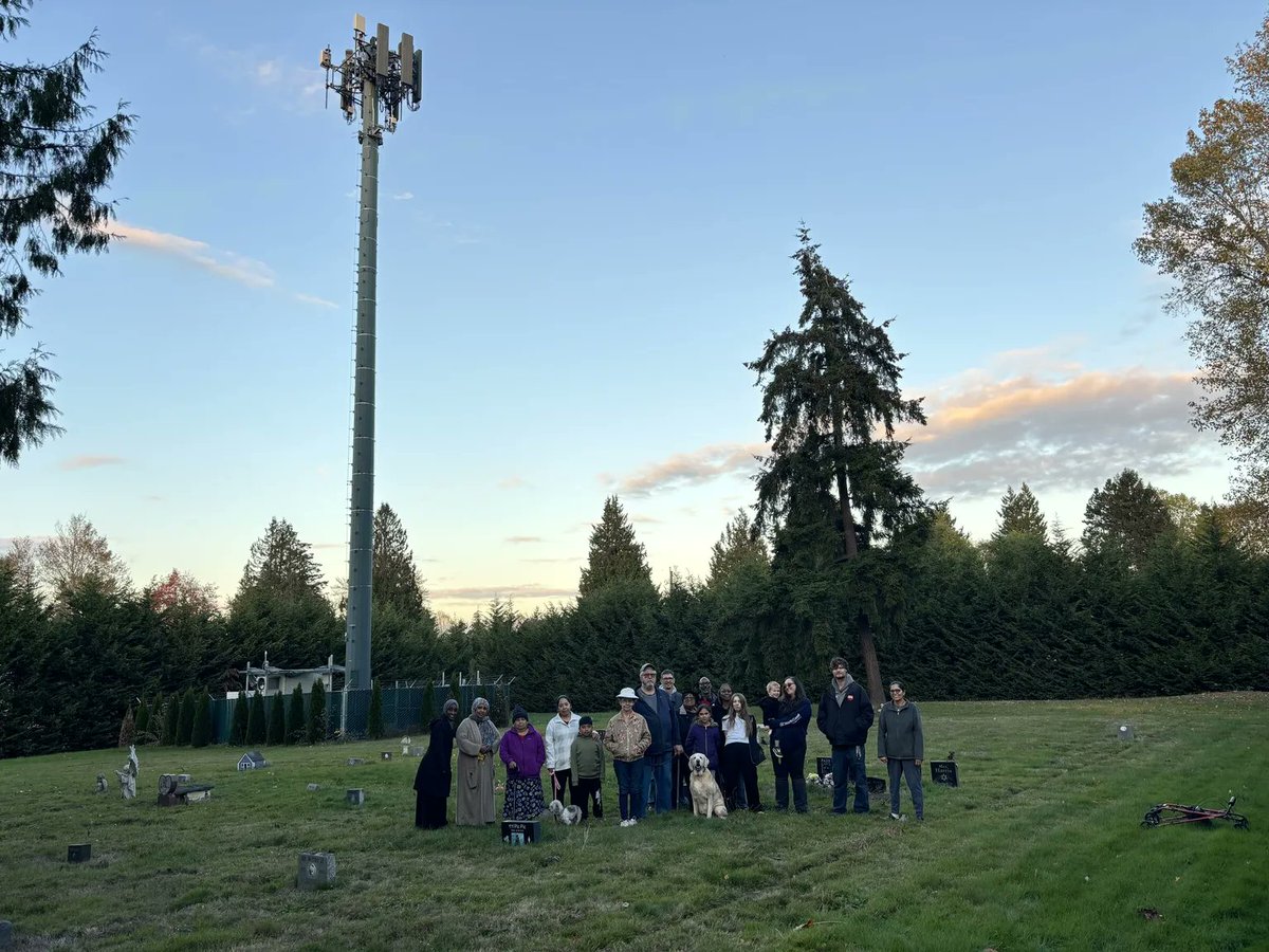 This is our unincorp SKC's community's ONLY urban green space, a memorial park. Not an industrial park. AT&amp;T desecrated this sacred space with a 100' industrial cell tower inside Burial Block 13 with graves and mourners. <a href="/attimpact/">AT&T Impact</a> <a href="/carlgipson/">carl gipson</a> <a href="/PuttKathy/">Kathy Putt</a> 
seattletimes.com/seattle-news/p…