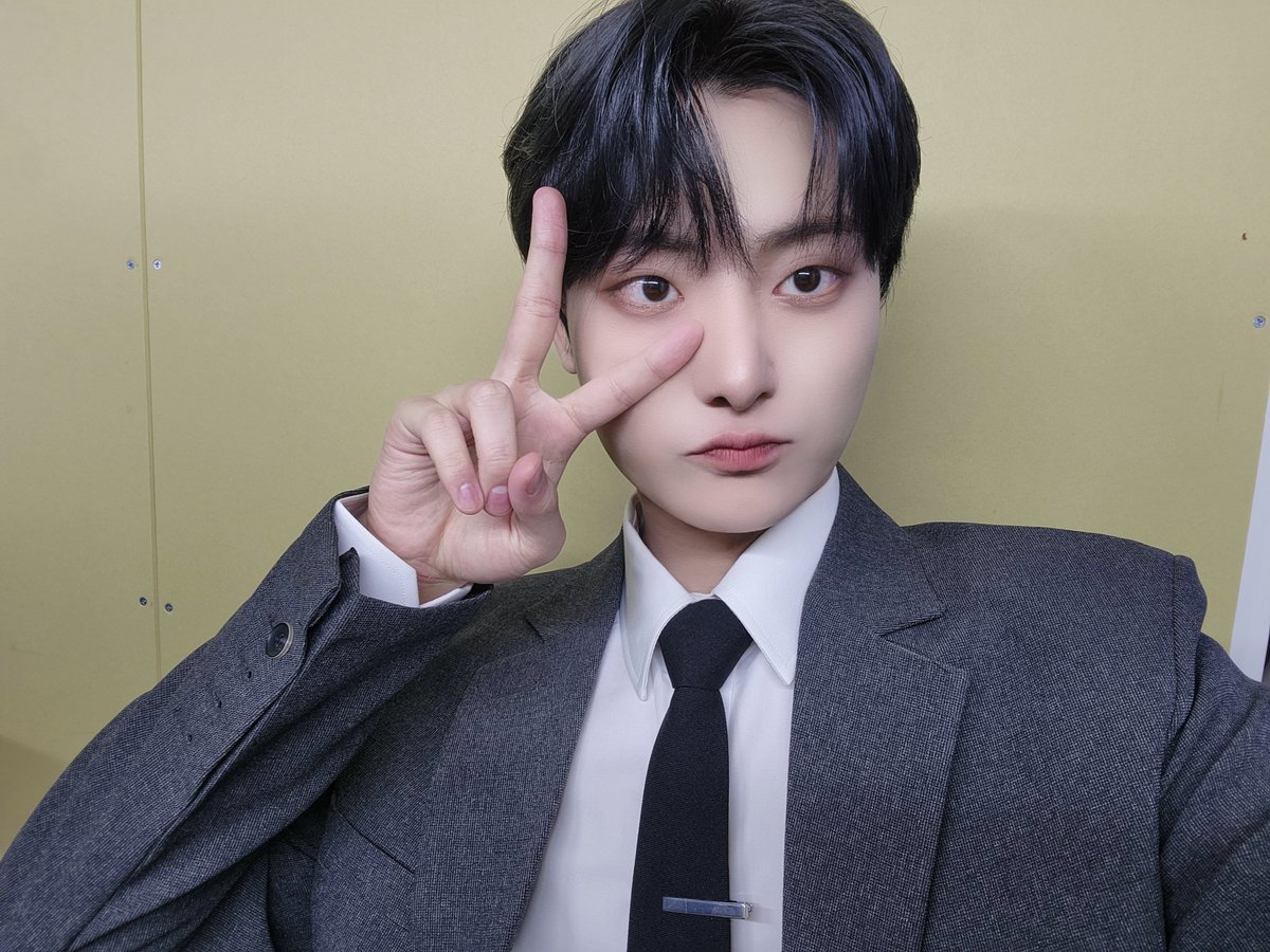 Pattern_Haemin's tweet image. 멋있는 옷 입었어 오늘! 😎