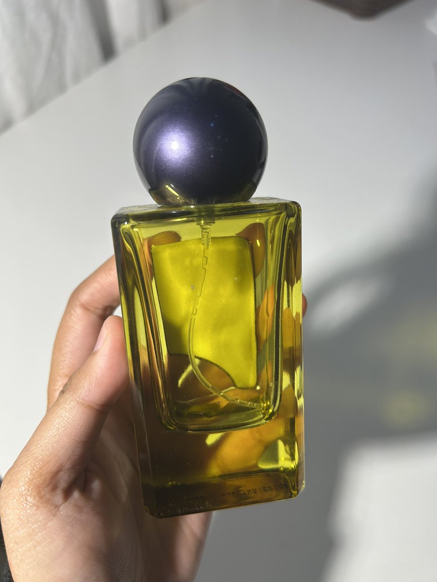 amaliyakusumaa's tweet image. next, badan dan ketiak udah wangi, gantian.... pakaian atau area luar lagi yang wangi biar kayak parfum berjalan

— HINT ZENCHA
💌s.shopee.co.id/8KY2MIqUcS

ga boong beneran enak cuy…. tipe wangi soft tapi yang stay pol di pakaian bahkan di kamar (kalau abis semprot)… wanginya…