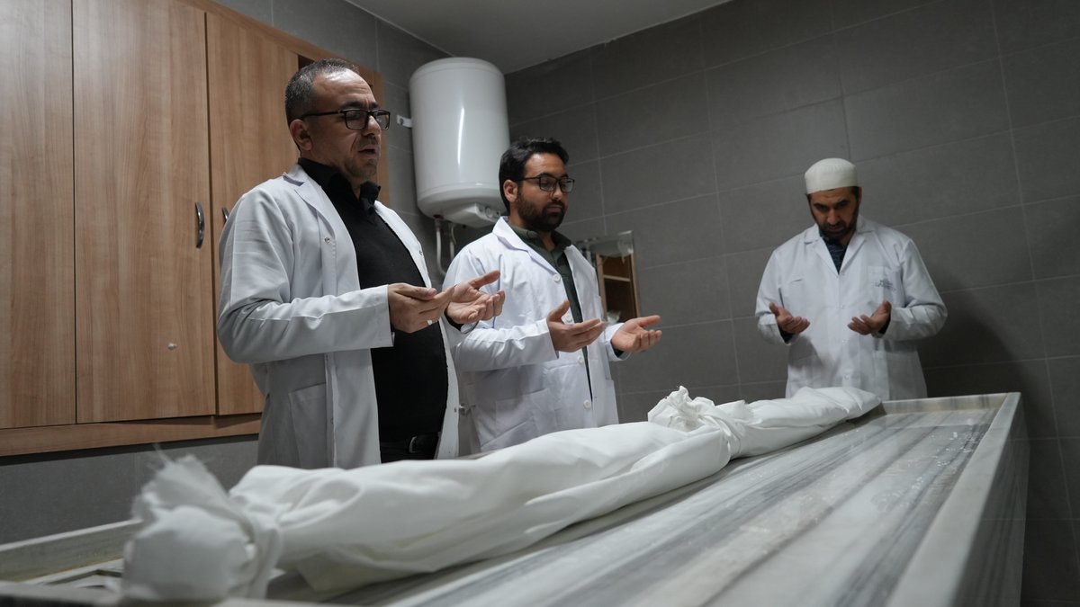 onedio's tweet photo. Gassallar, vefat eden insanları son yolculuklarına hazırlıyor ve meslek zorluklarını anlatıyor:

"Unutamadığım tek olay deprem döneminde oldu. Yıkadığım bir kız çocuğunun saçlarından tokalarını çıkartıp annesinin avucuna vermiştim. Çocuk tokaları daha bir önceki gün istemiş annesi saçlarına takmış."